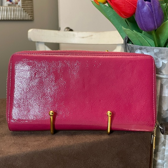 EUC!! YSL zip around wallet in raspberry patent leather - Picture 4 of 13